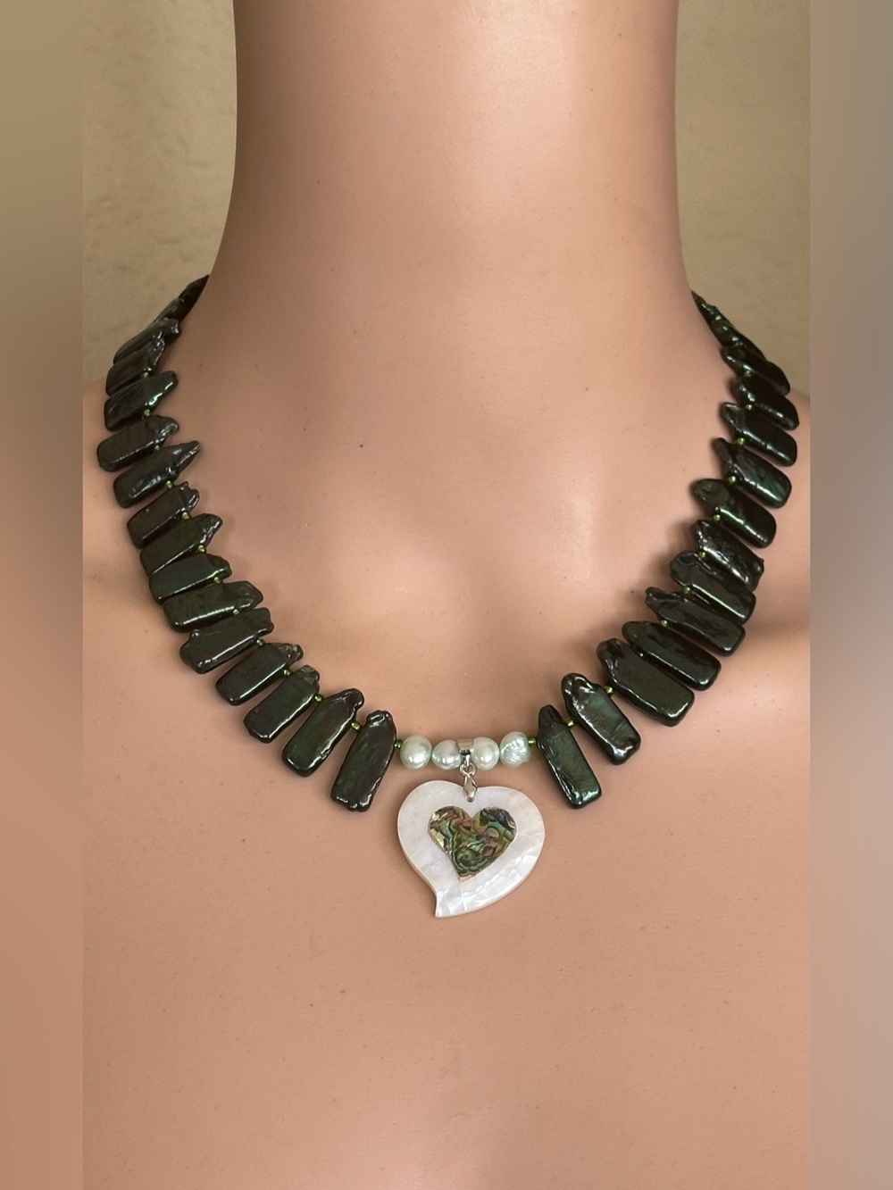 Beautiful 18-1/2 inch Choker Beachy necklace NWOT
